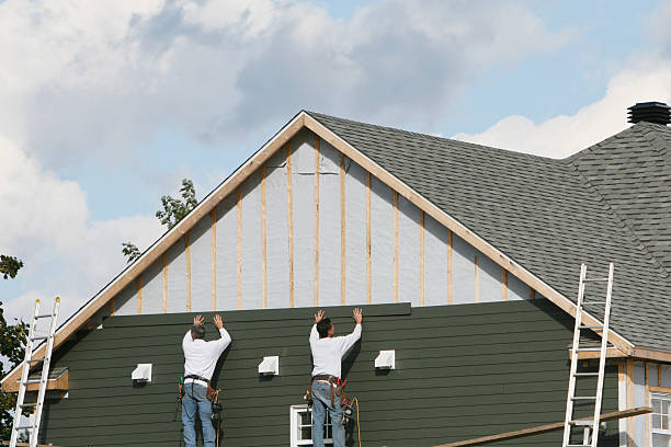 Professional Siding technician working in Richmond Dale, OH